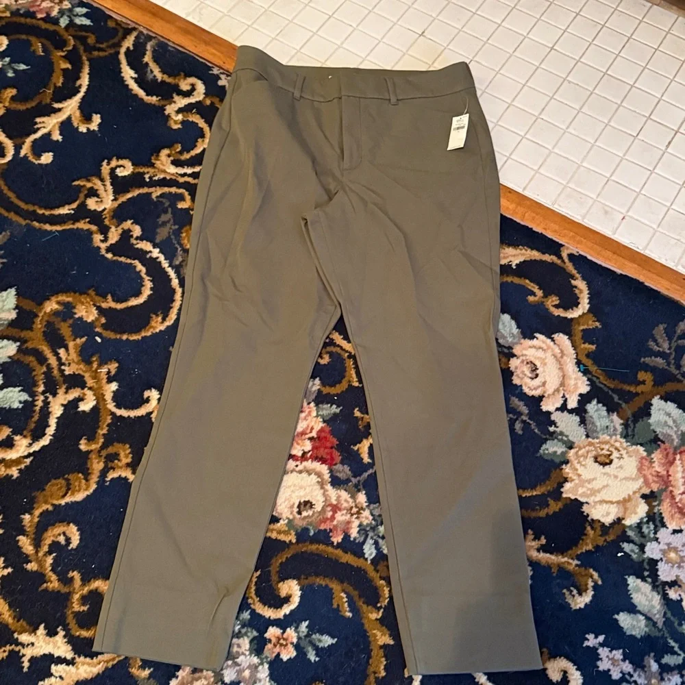 Old Navy High rise pixie‎ chinos in olive. NWT. Retail 59
